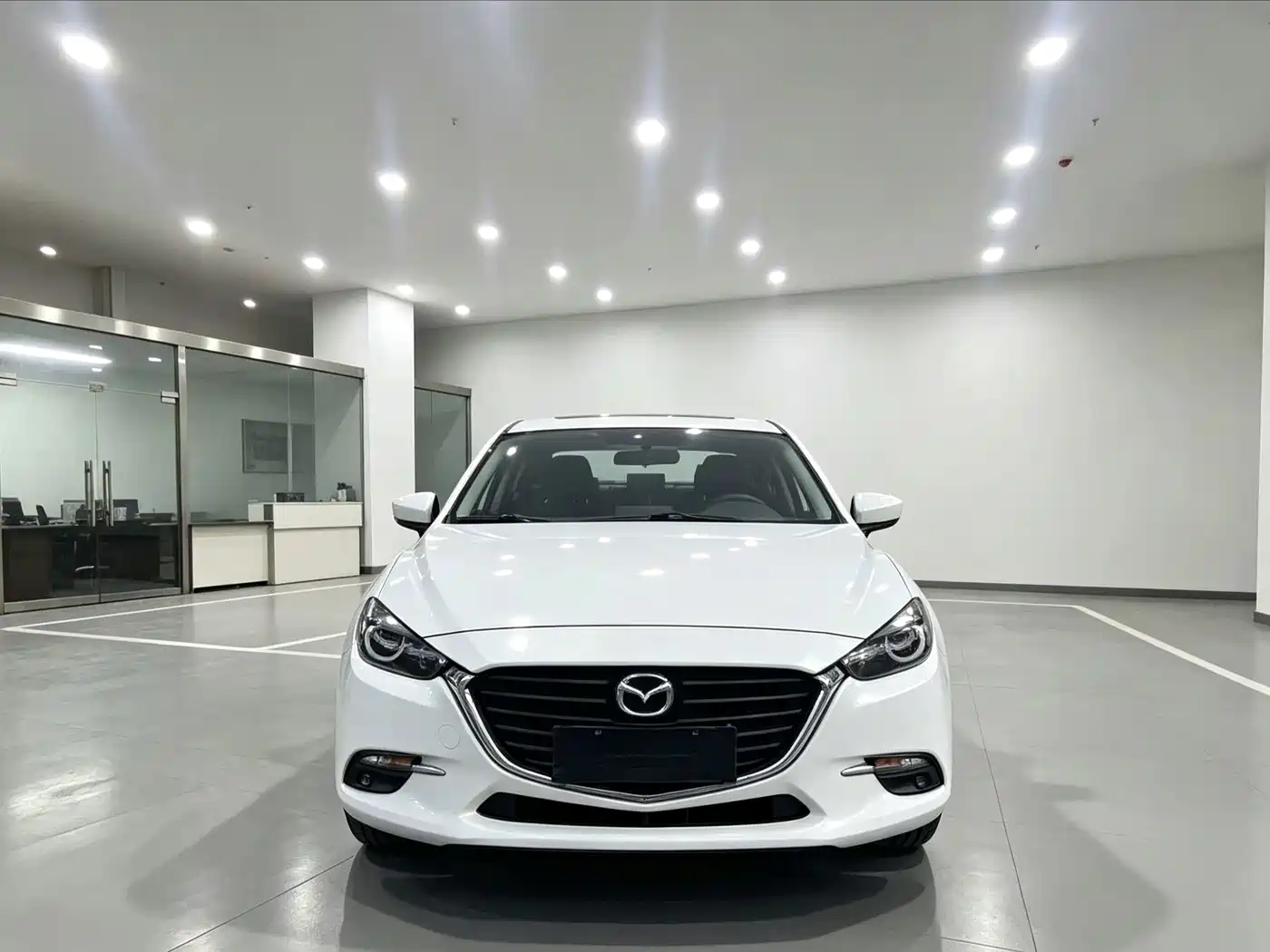 Photo 2 - Mazda Mazda 3