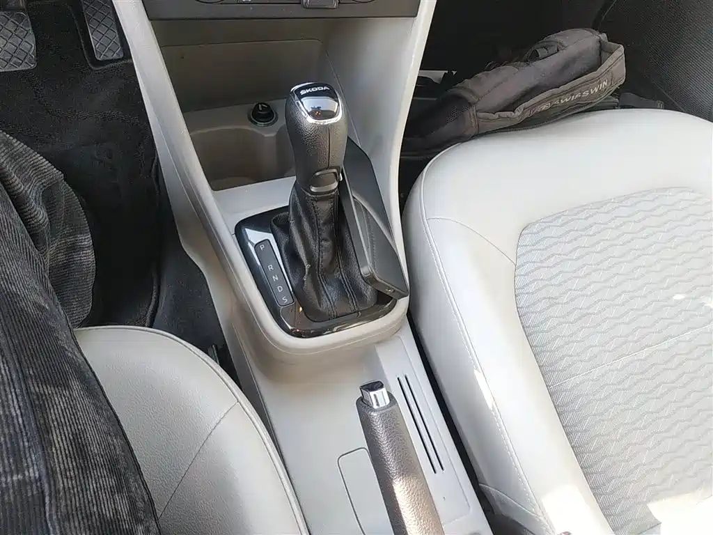 Škoda Rapid 2015 1.6L Automatic Smart Selection фото 14