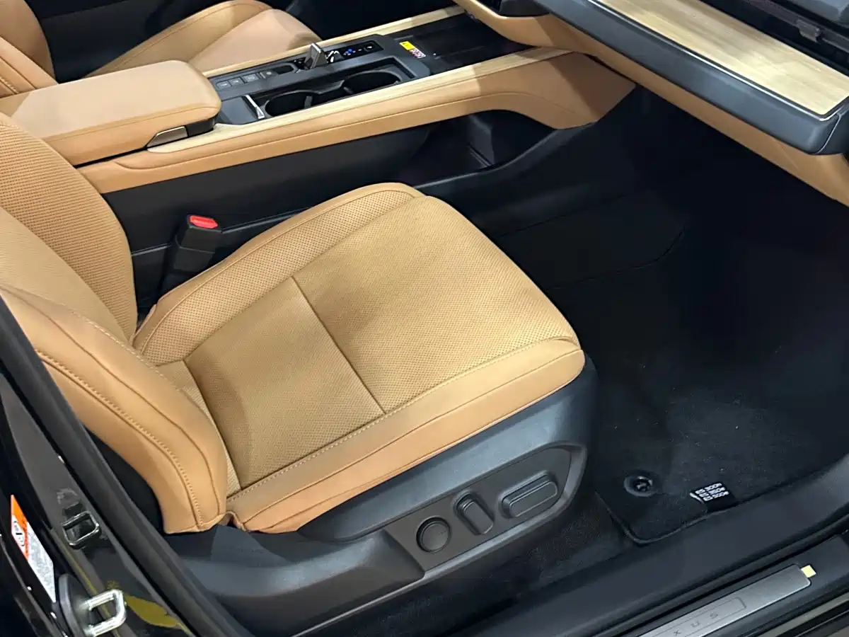 Lexus ES 2026 2025 Model 300h Base Version