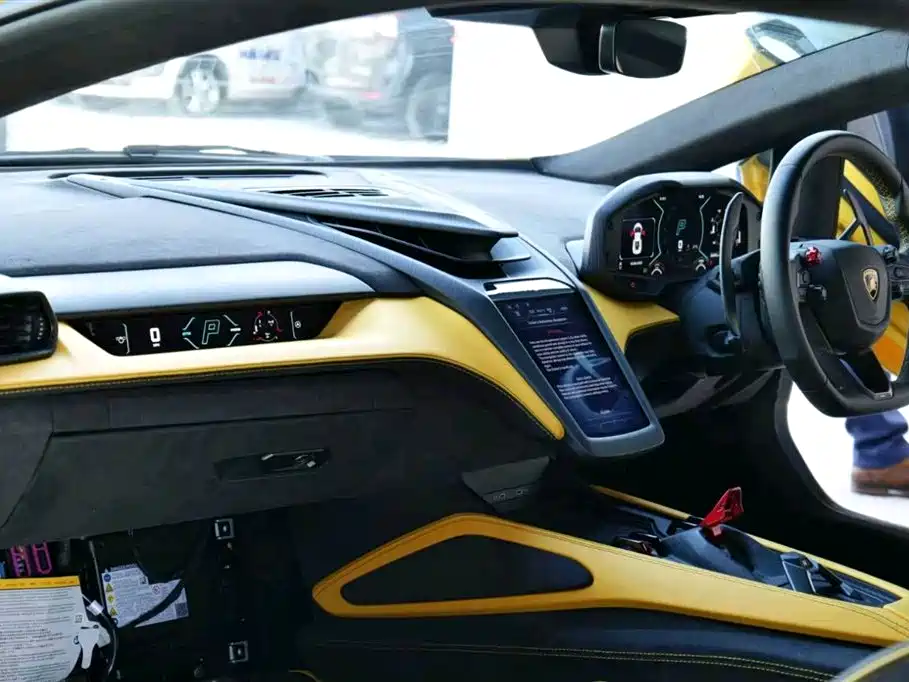 LAMBORGHINI REVUELTO