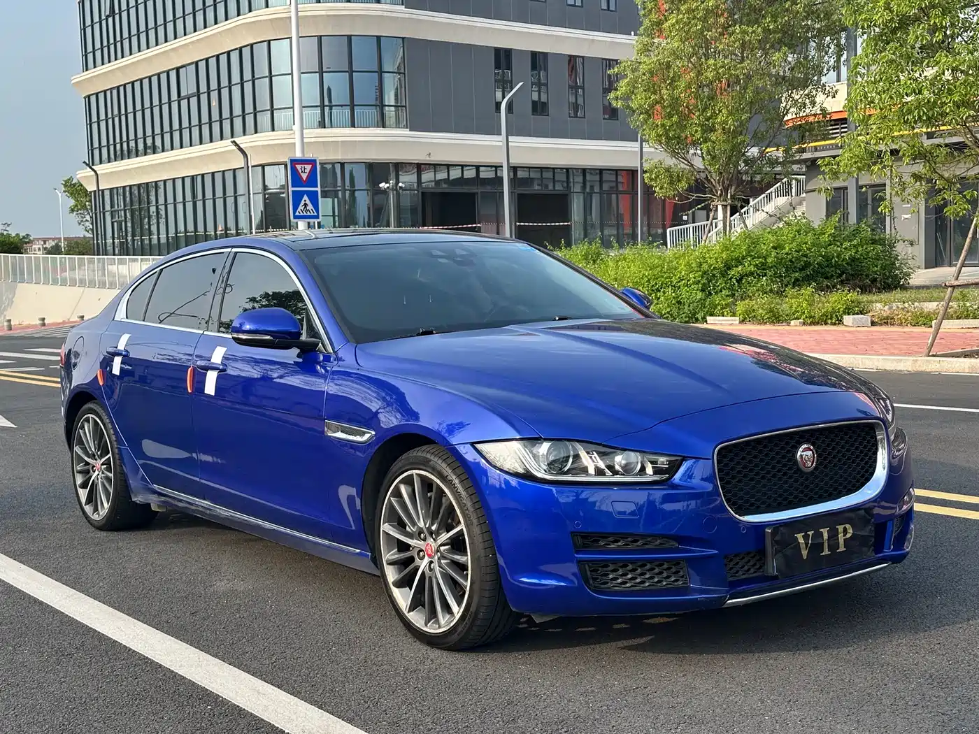 Фото 3 - Jaguar XEL