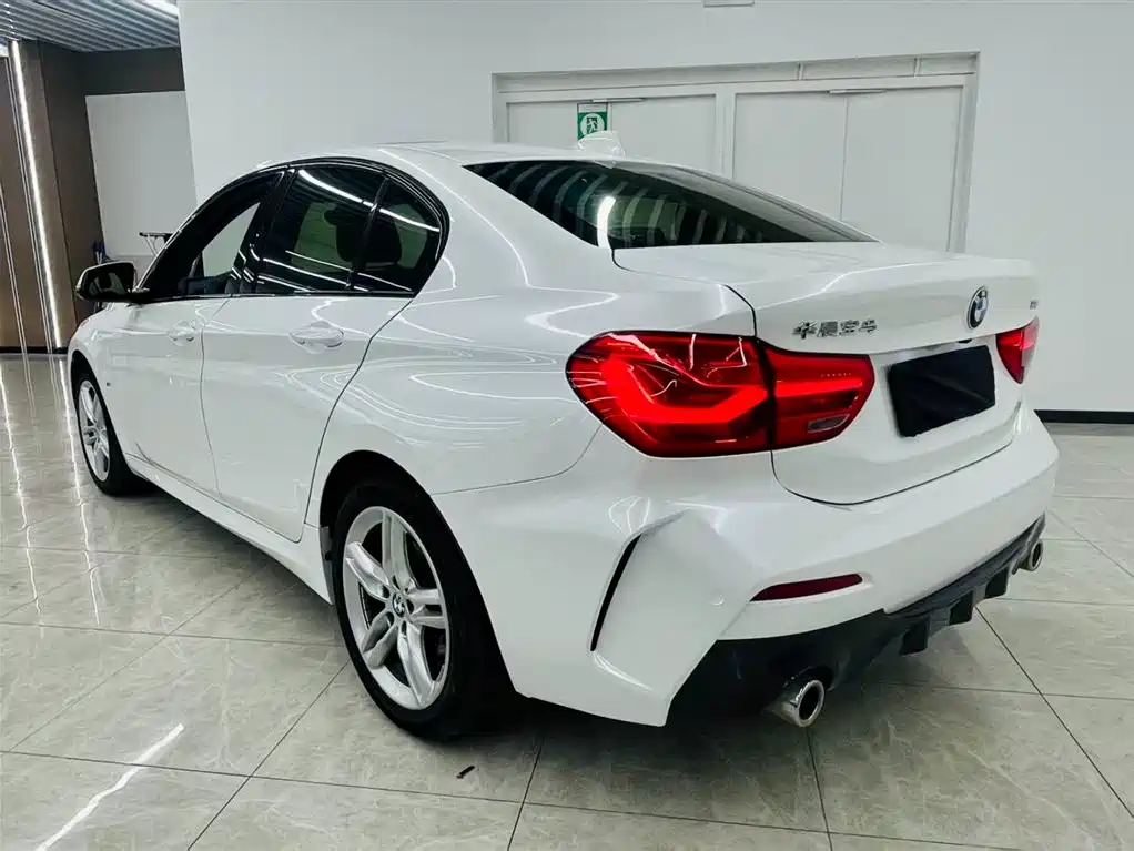 BMW 1 Series 2021 120i M Sport Shadow Edition фото 7