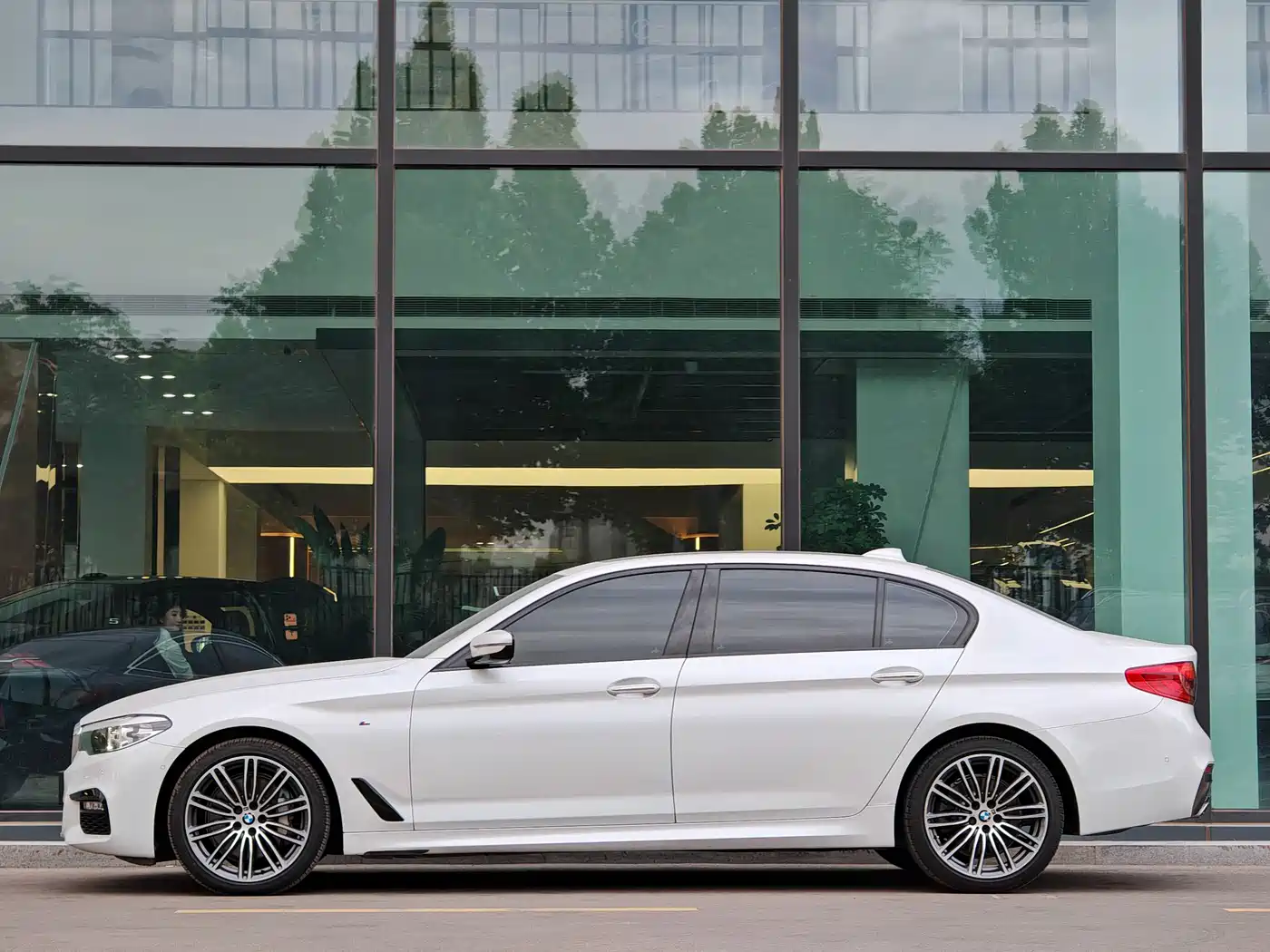 BMW 5 Series 2018 530Li xDrive M Sport Package фото 2
