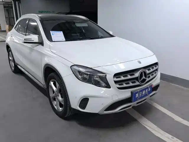 MERCEDES-BENZ GLA