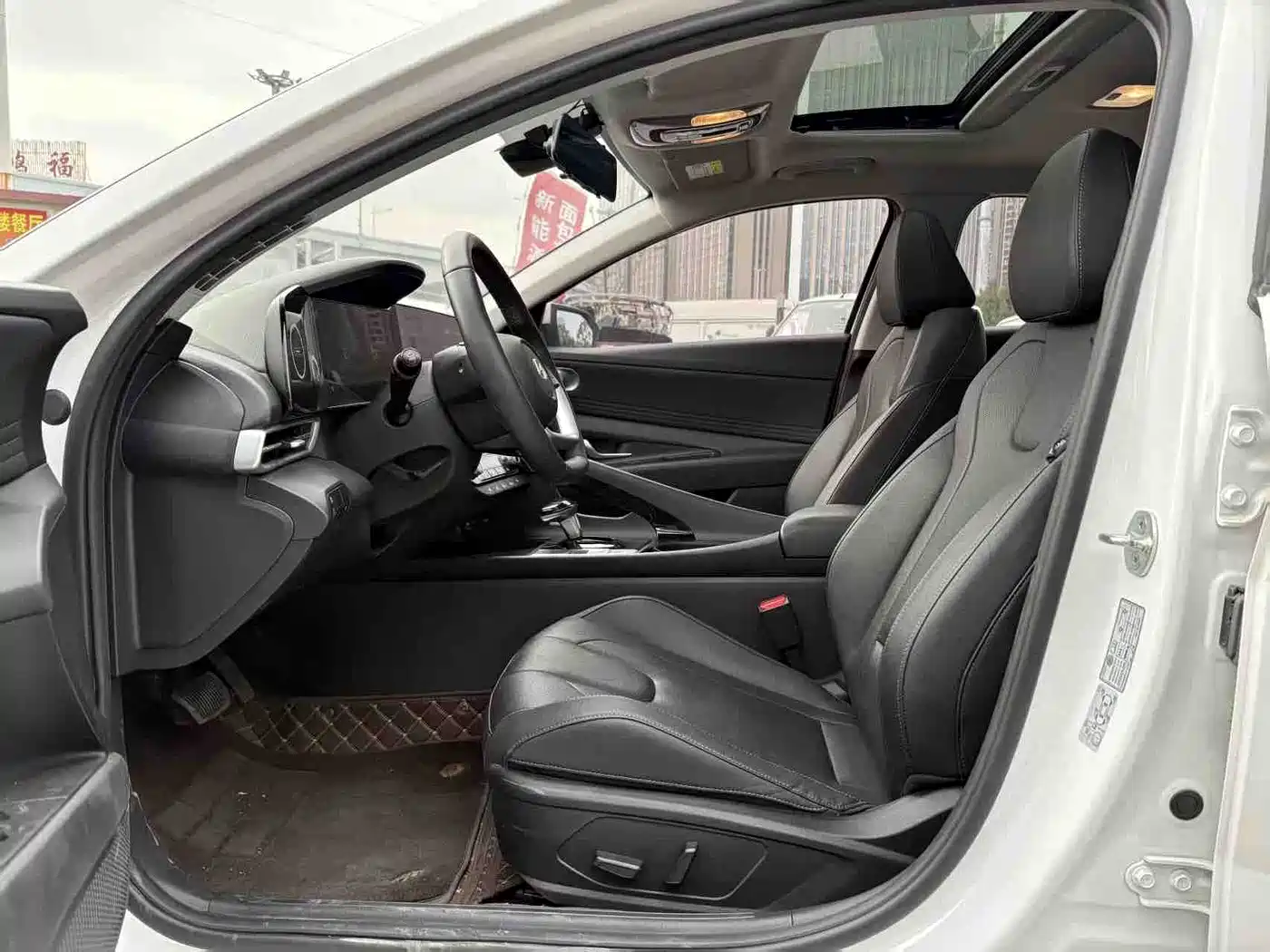 Hyundai Elantra 2023 Model 1.5L CVT LUX Premium Edition фото 5