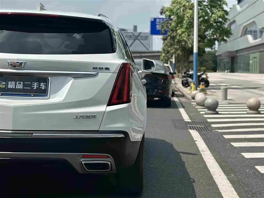 Photo 11 - Cadillac XT5