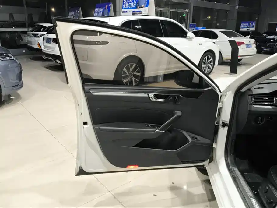 Volkswagen Passat 2016 330TSI DSG Executive Edition фото 7