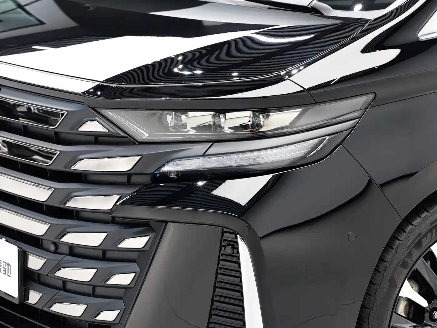 Toyota Vellfire 2024 Crown Hybrid 2.5L Executive Premium Edition фото 4