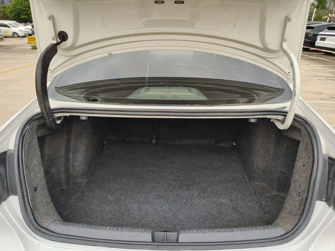 Volkswagen Sagitar 2014 1.6L Automatic Comfort фото 14