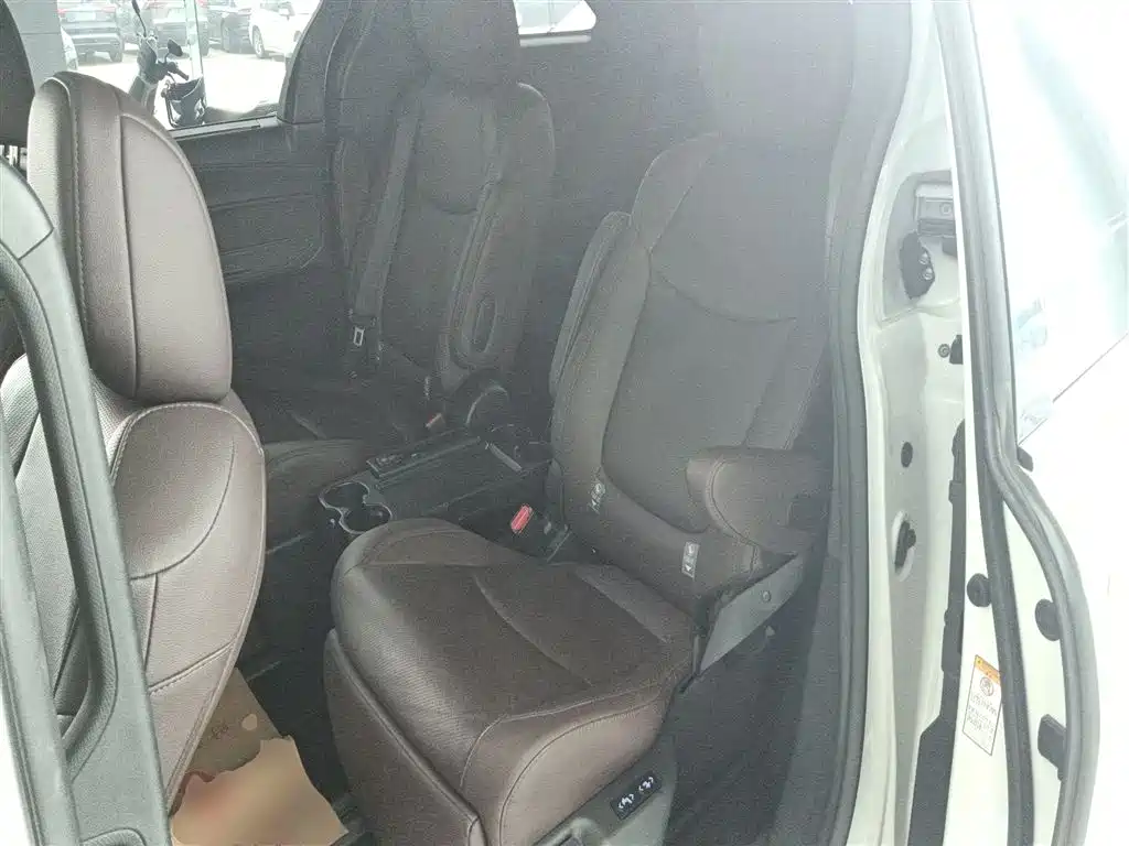 Toyota Sienna 2021 2.5L Hybrid Platinum Edition фото 17