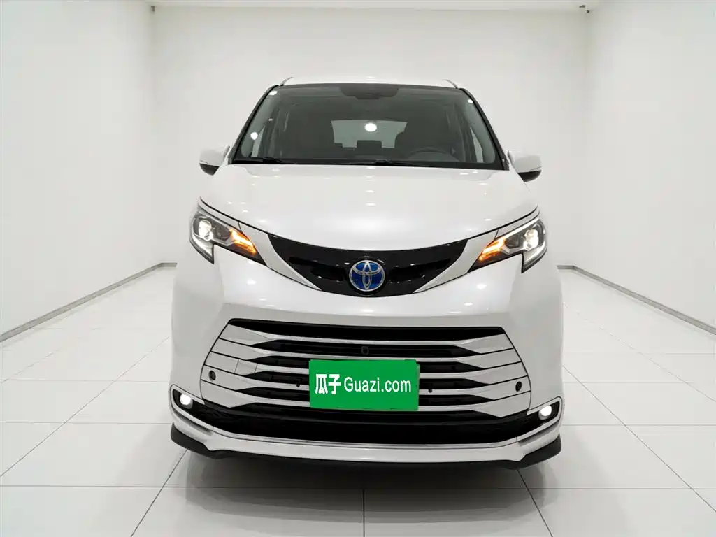 Toyota Sienna 2021 2.5L Hybrid Platinum Edition фото 3