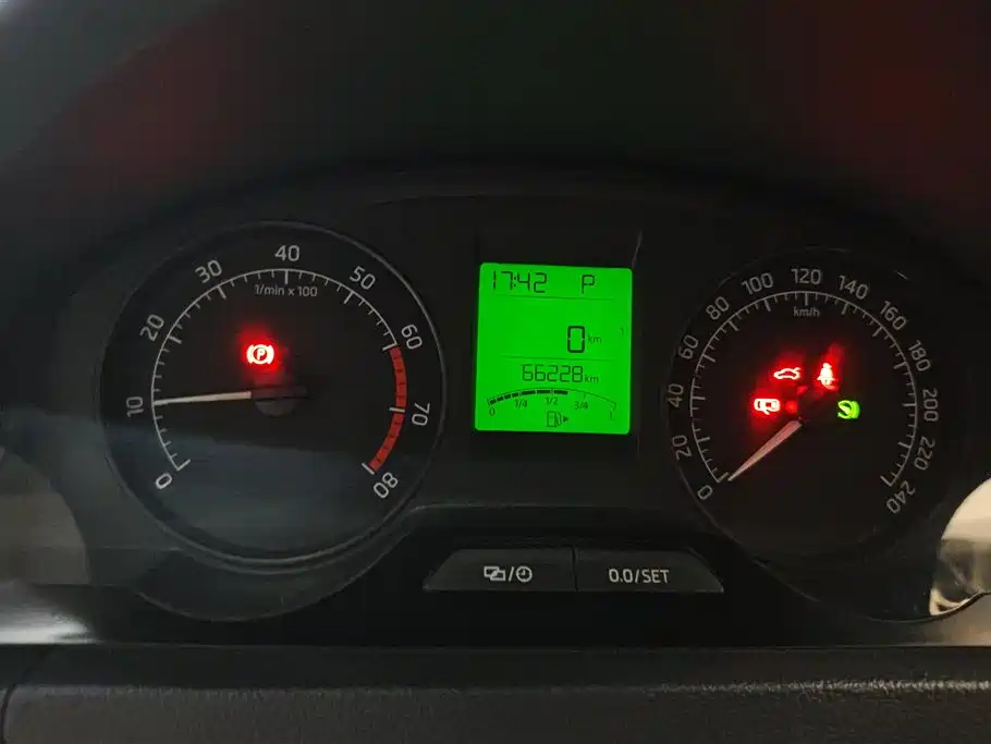 Škoda Rapid 2016 1.6L Automatic Pioneer Edition фото 14