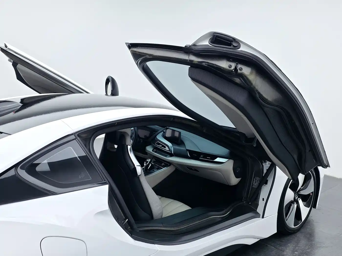 BMW i8 2014 Standard фото 30