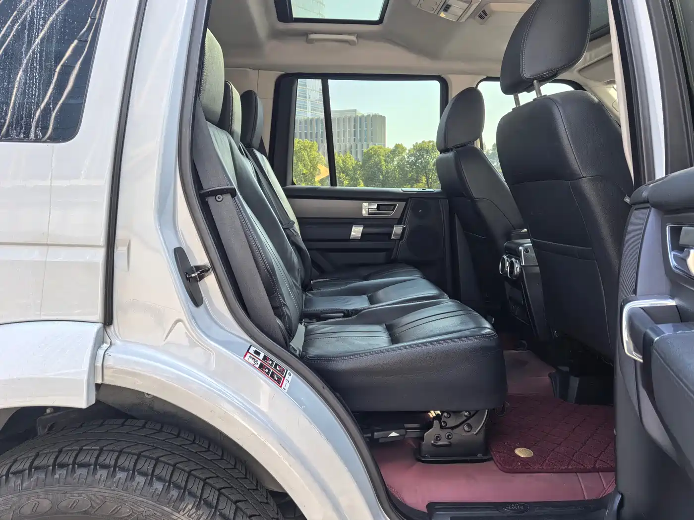 Land Rover Discovery 2015 3.0 SC V6 SE фото 18