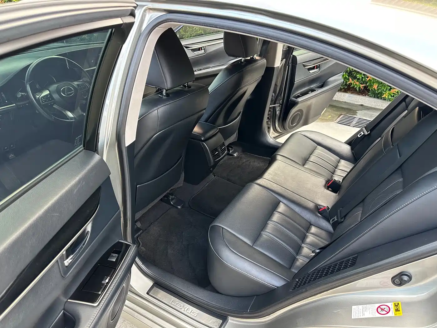Photo 6 - Lexus ES