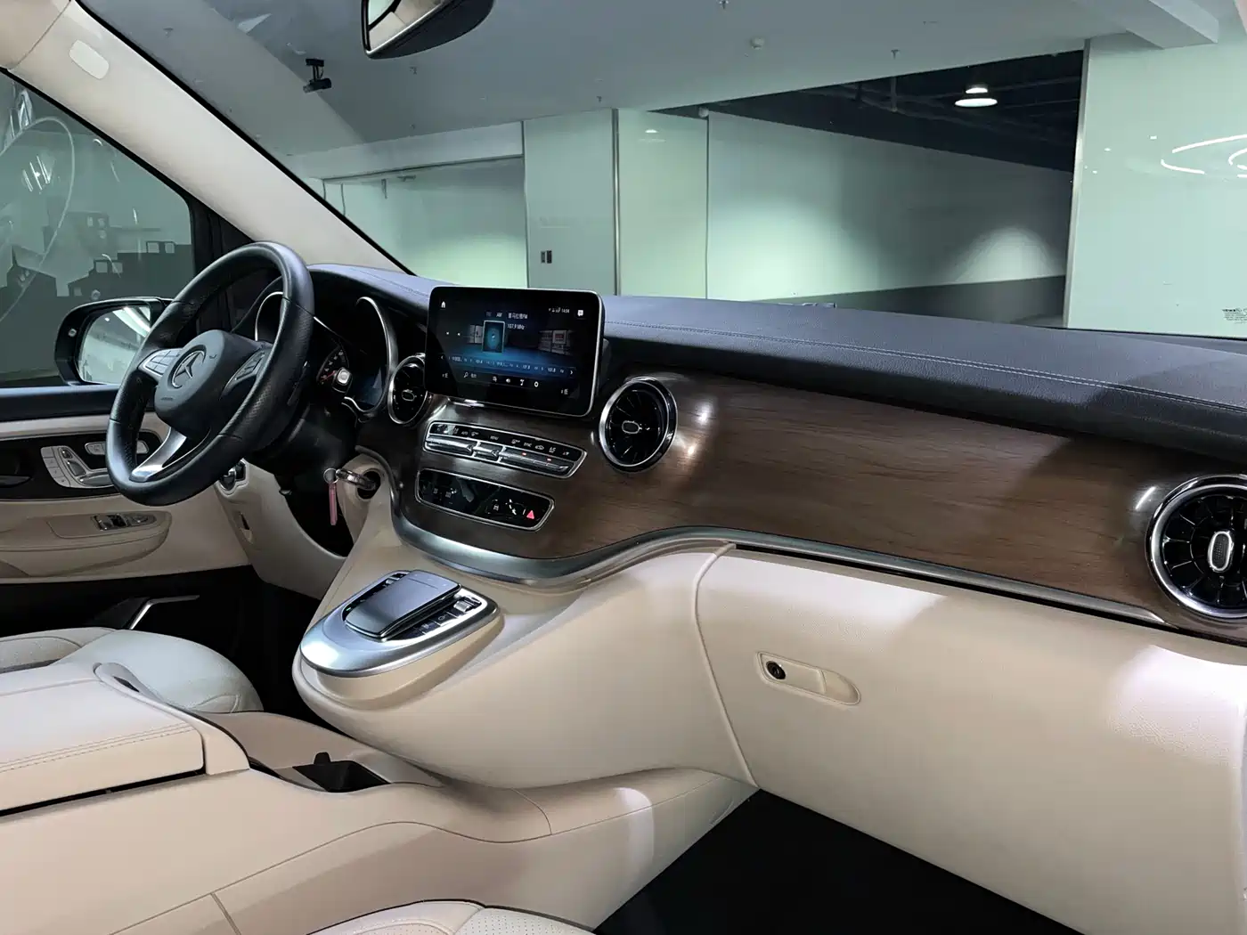 Mercedes-Benz V-Class 2020 Model V 260 L Long Wheelbase Luxury фото 4