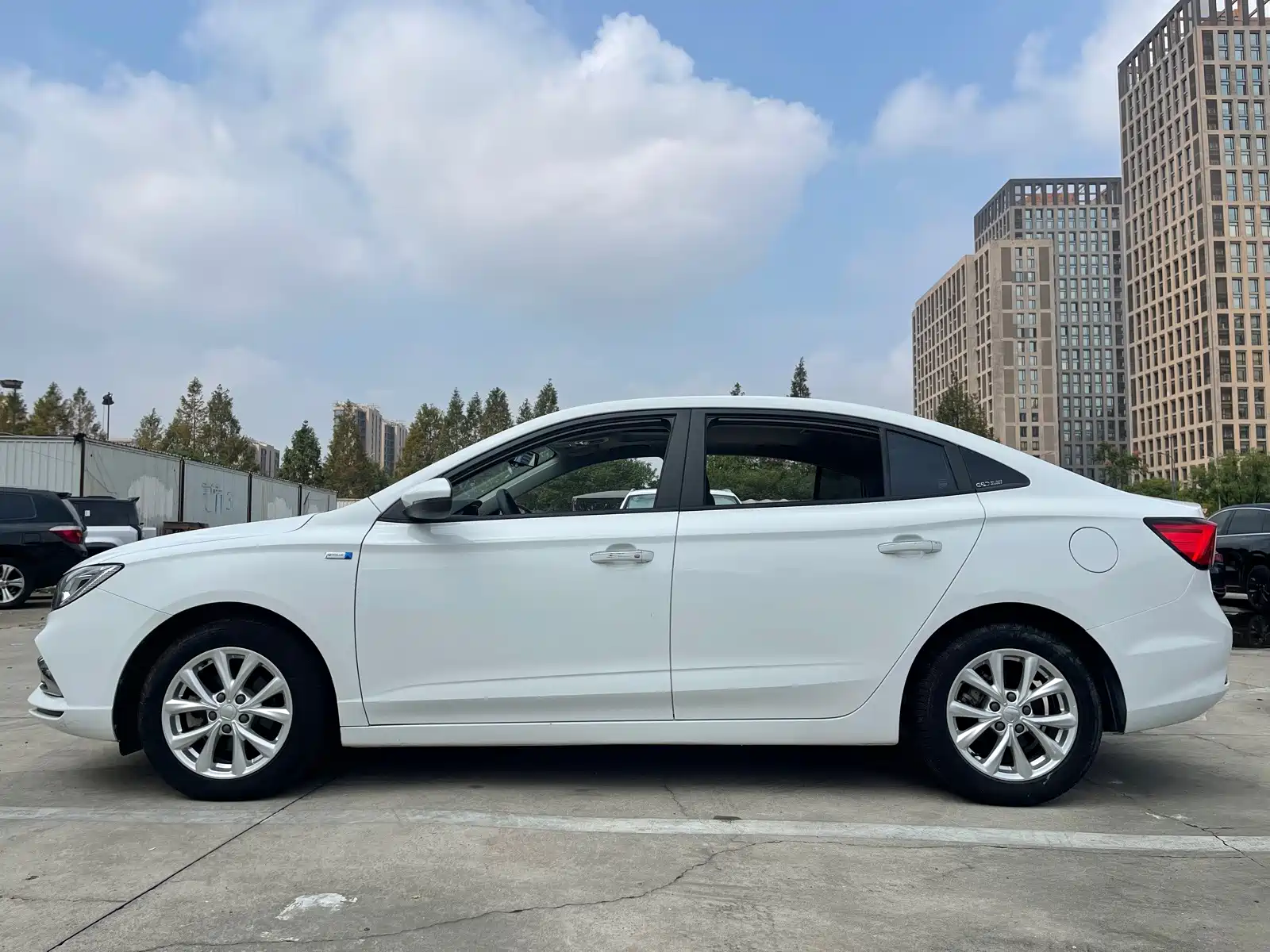 Фото 4 - Roewe i5
