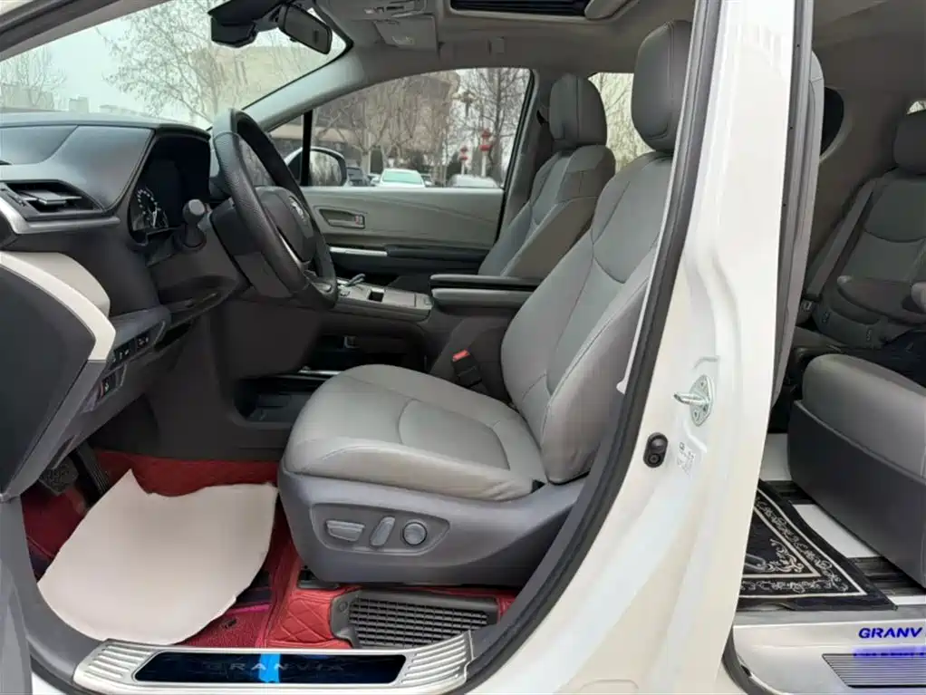 Toyota Granvia 2023 2.5L Hybrid Comfort Edition фото 17
