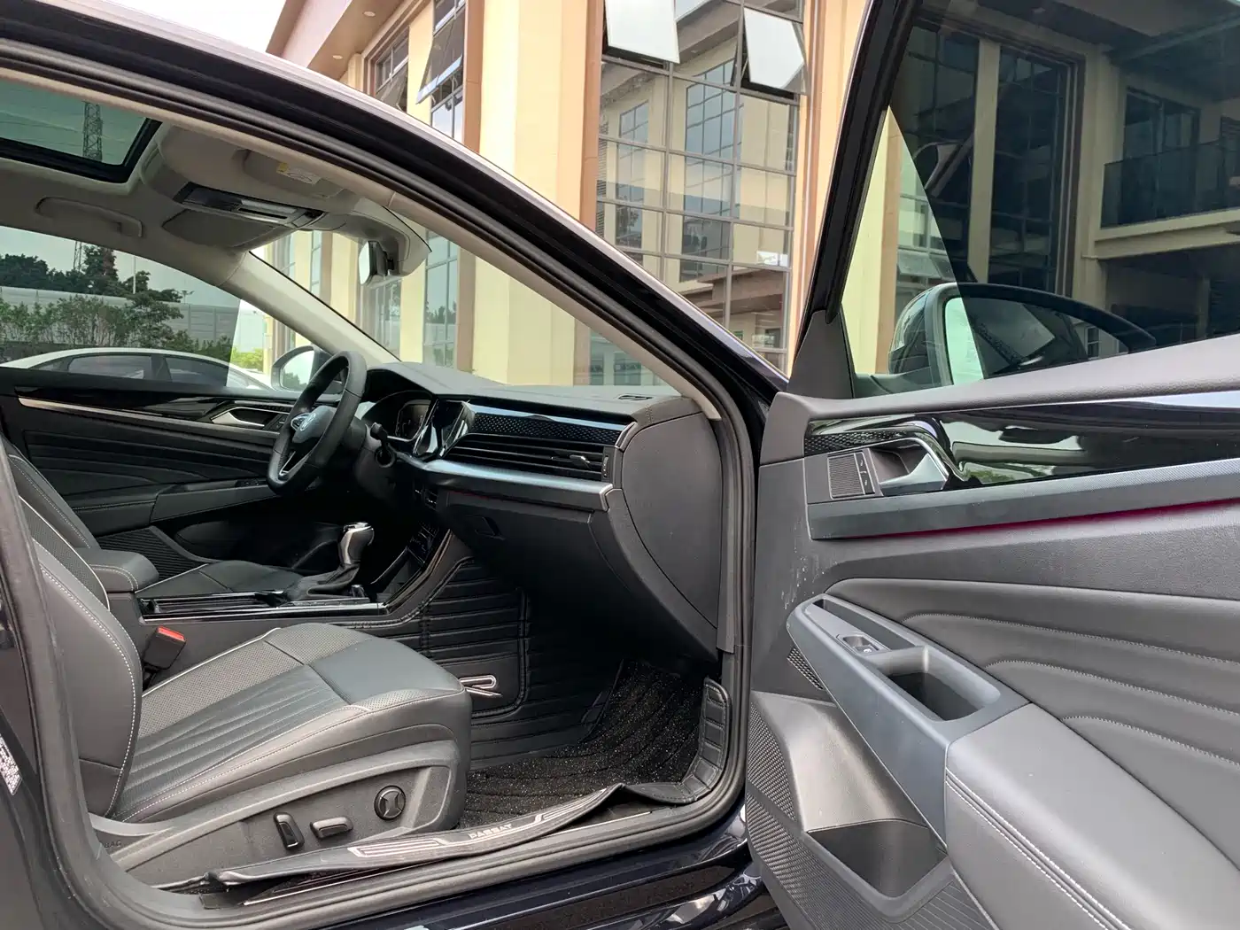 Volkswagen Passat 2023 330TSI Starlight Luxury Edition фото 15