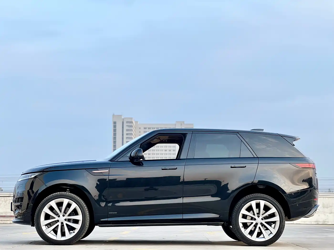 Land Rover Range Rover Sport 2024 400PS Exemplary Edition фото 12