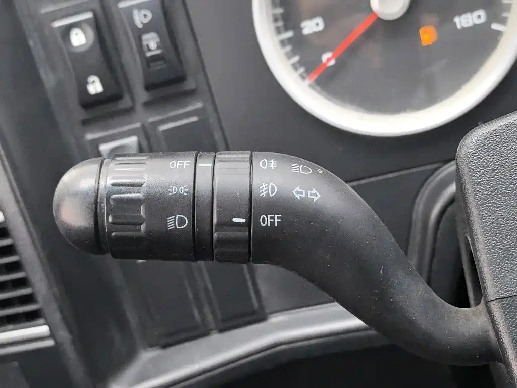 Iveco Daily 2023 2021 Model 2.5T A35 M1 Passenger Vehicle 5-9 Seats Short Wheelbase Medium Roof Dual Tires Manual Door