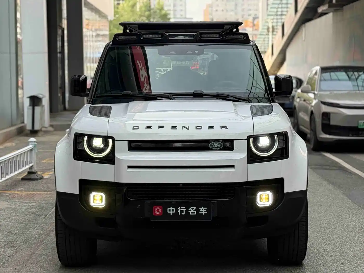 Land Rover Defender 2021 110 P400 SE фото 2