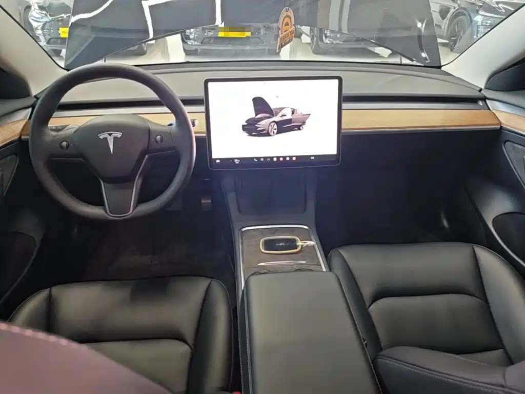 Фото 10 - Tesla Model 3