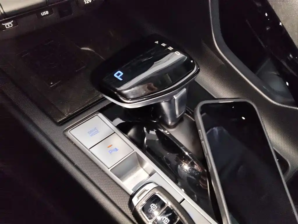 Hyundai Elantra 2023 Model 1.5L CVT LUX Premium Edition фото 12
