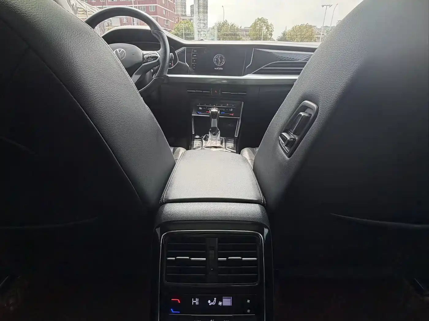 Volkswagen Passat 2023 330TSI Luxury Edition фото 14