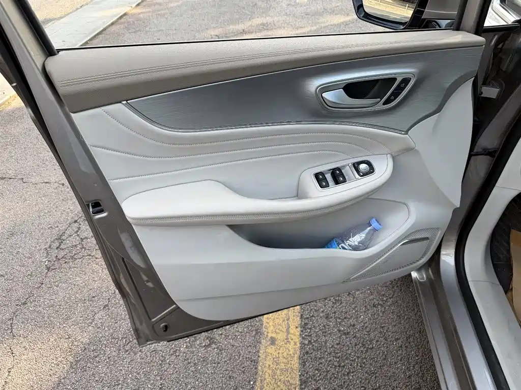 Roewe iMAX8 EV 2025 2025 Model 1.5T DMH Land Premium Edition
