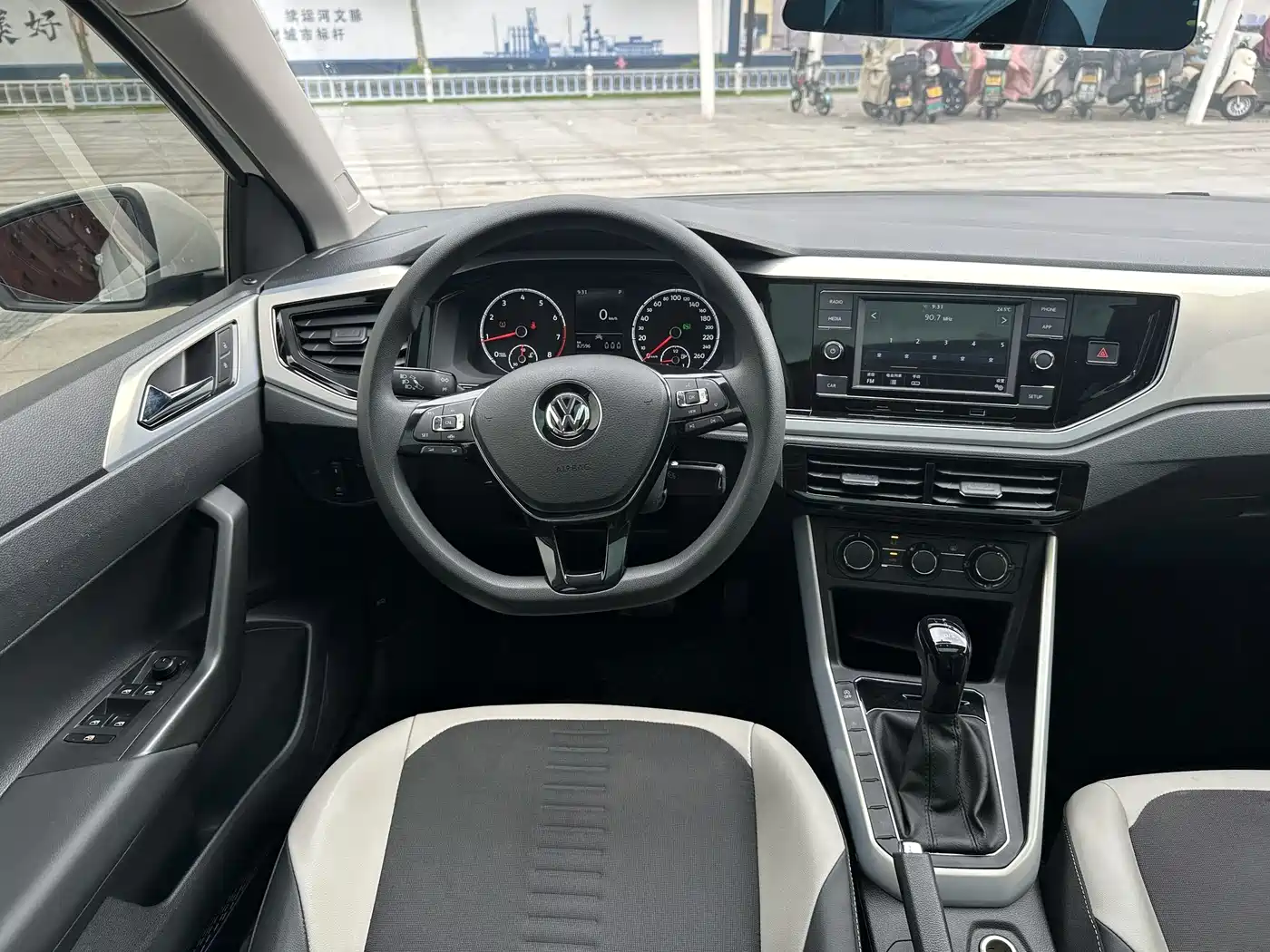 VOLKSWAGEN POLO