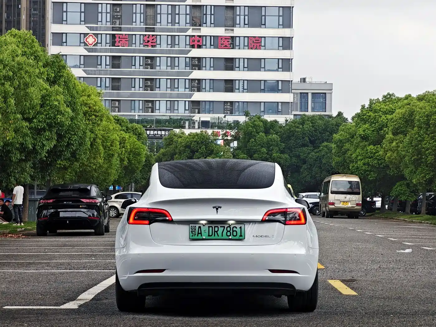 TESLA MODEL 3