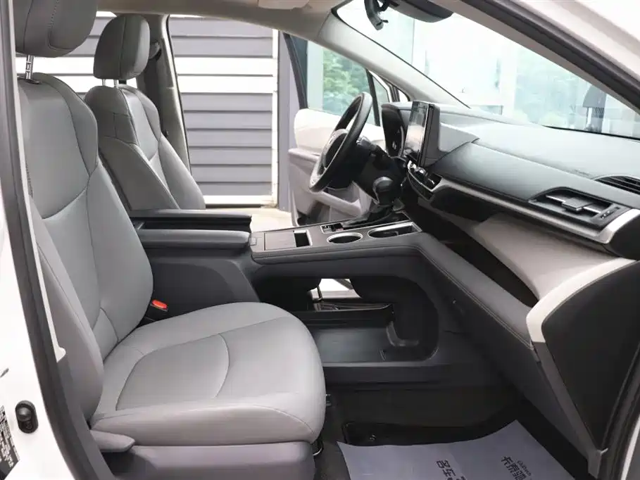 Toyota Granvia 2023 2.5L Hybrid Luxury Edition фото 22