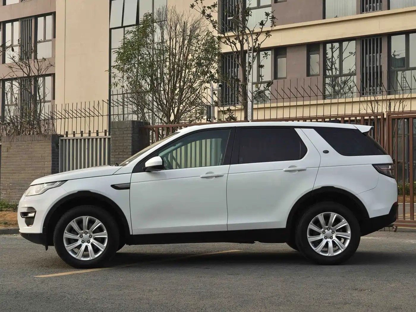 Land Rover Discovery Sport 2016 2.0T HSE фото 13