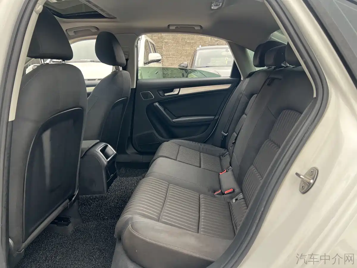 Audi A4L 2011 2.0 TFSI Standard фото 5