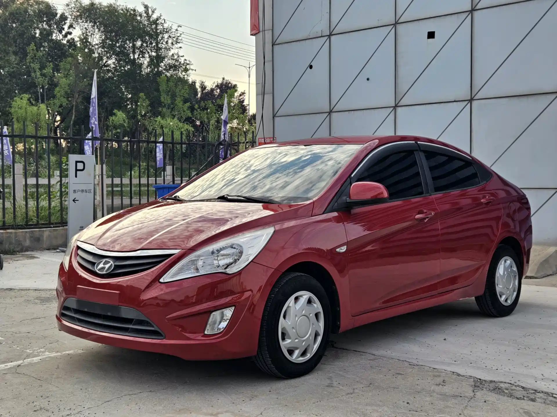 Photo 1 - Hyundai Verna
