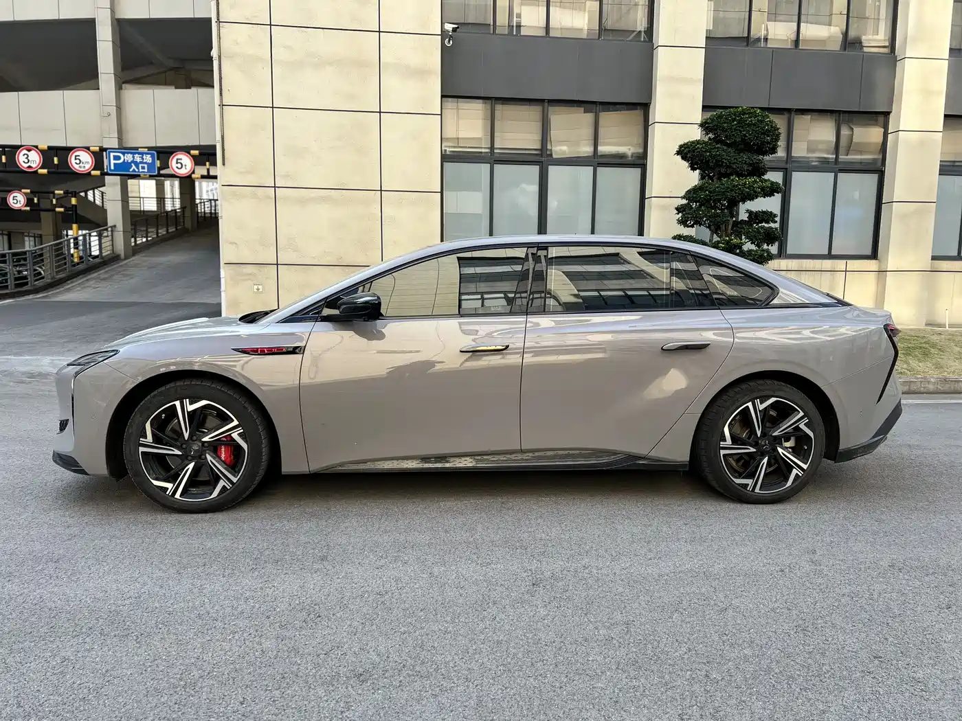 Hongqi EH7 2024 Model 760 Pro+ AWD фото 30