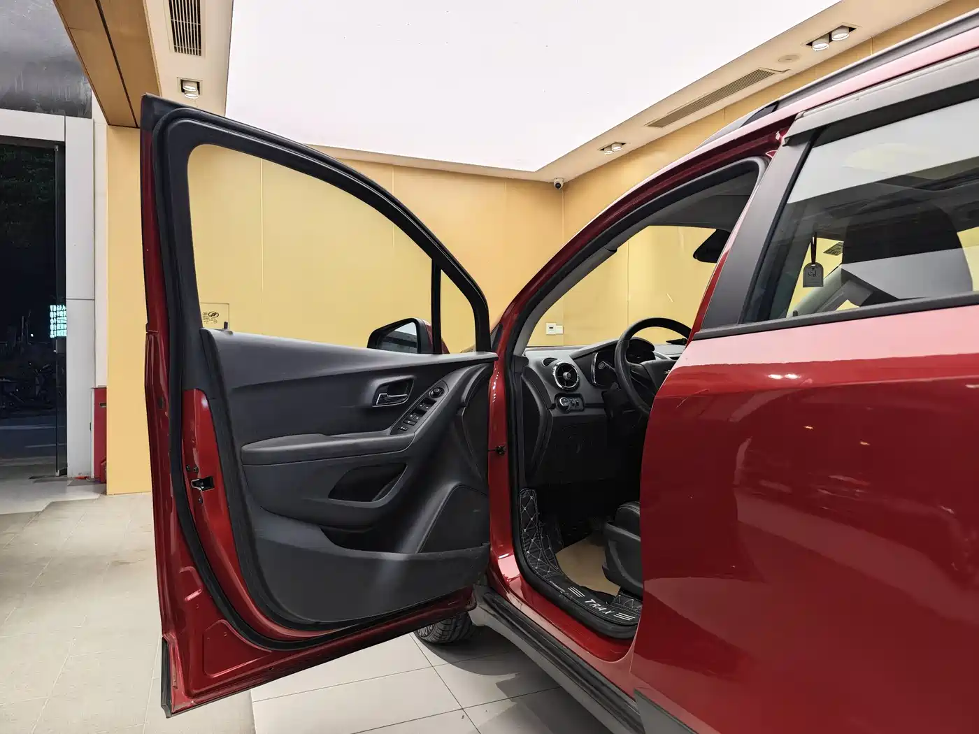 Chevrolet Trax 2016 1.4T Automatic 2WD Comfort Sunroof Edition фото 7