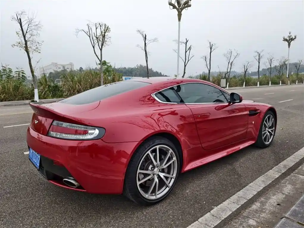 ASTON MARTIN V8 VANTAGE