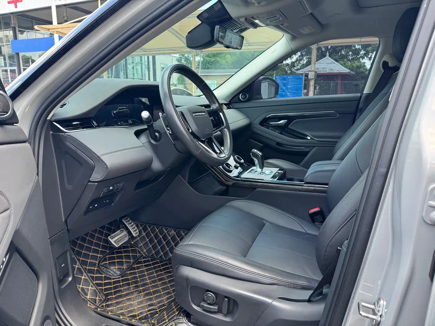 Land Rover Range Rover Evoque New Energy 2022 Range Rover Evoque L P300e Plug-in Hybrid фото 5
