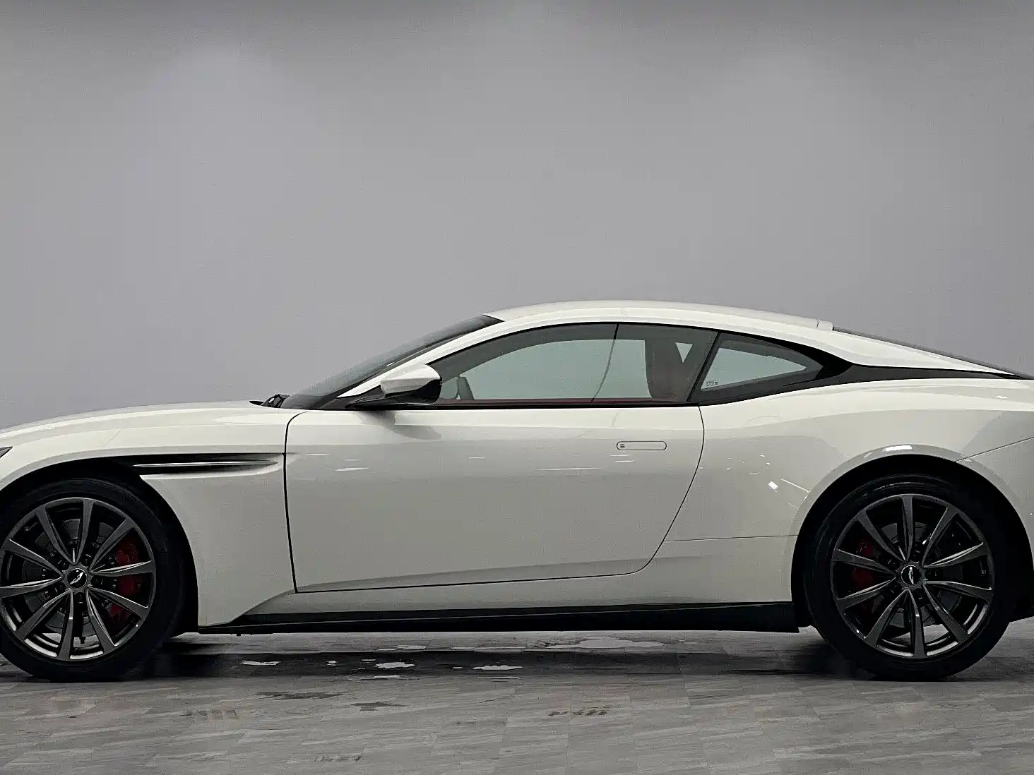 Фото 3 - Aston Martin DB11