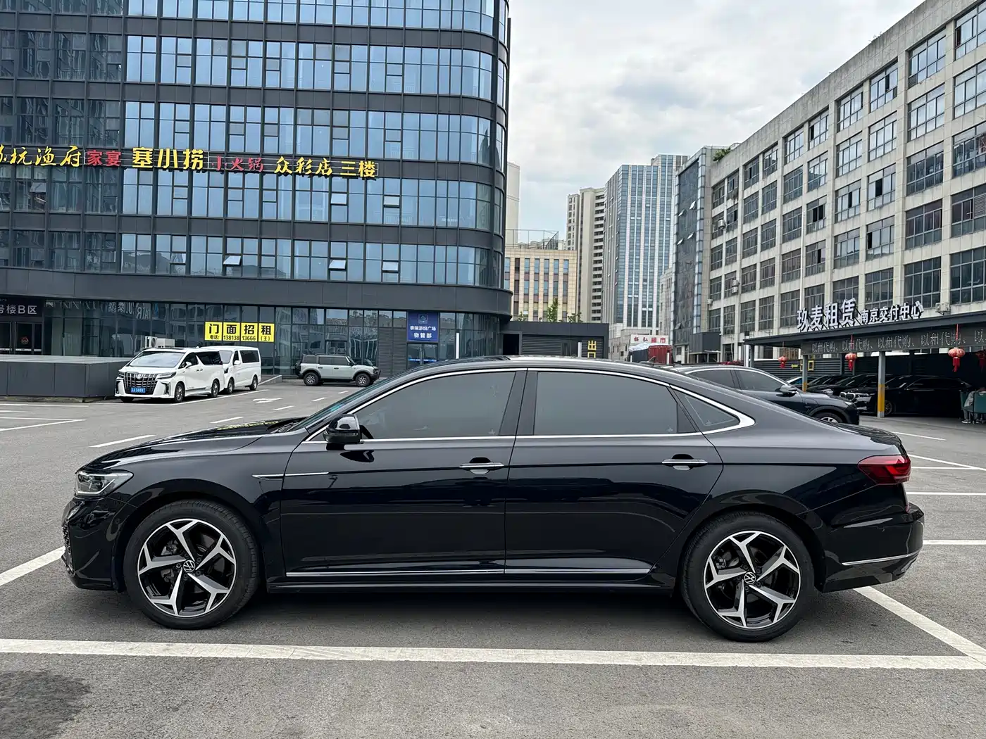 Volkswagen Passat 2023 330TSI Starlight Luxury Edition фото 4