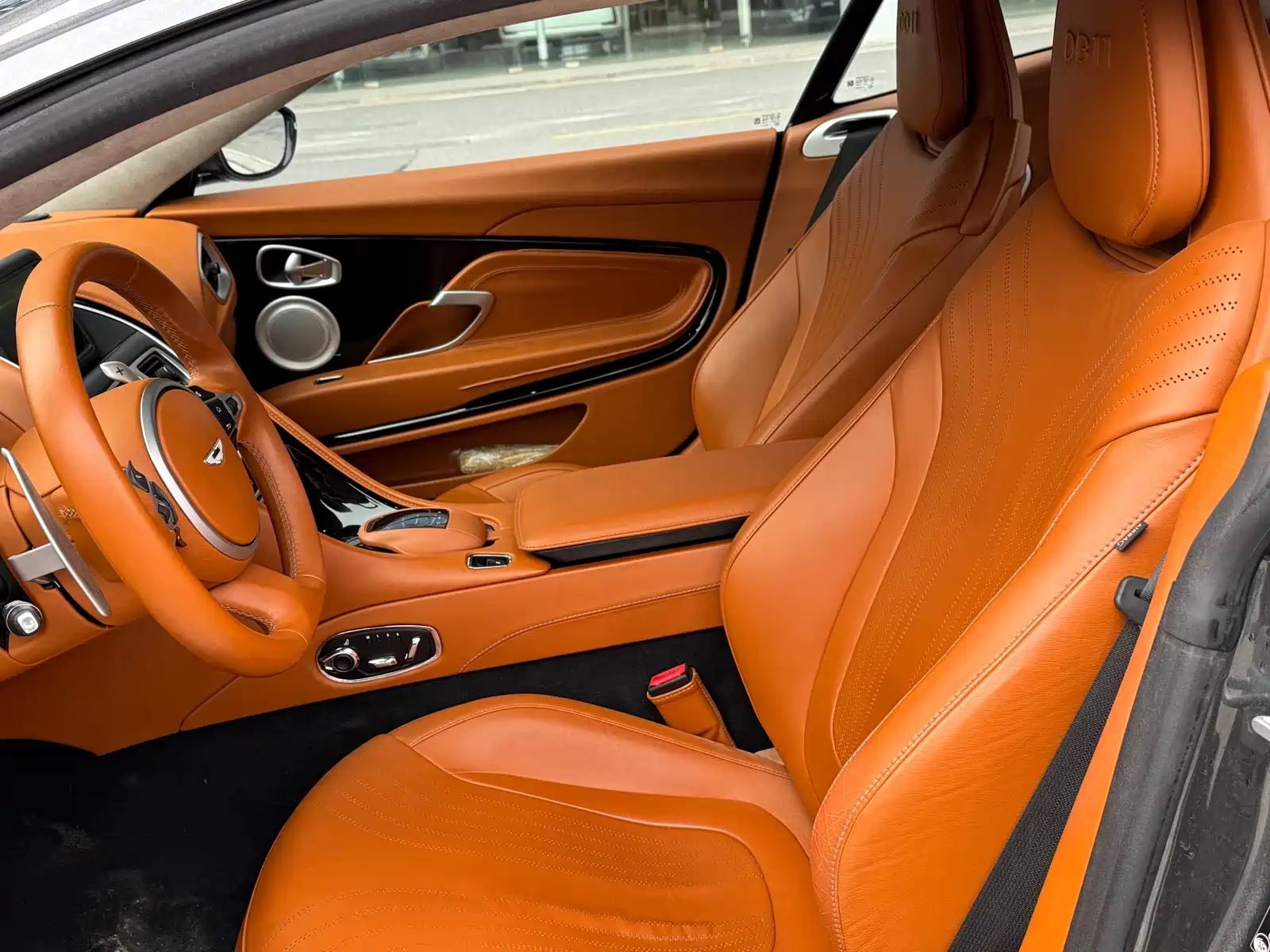 Фото 8 - Aston Martin DB11