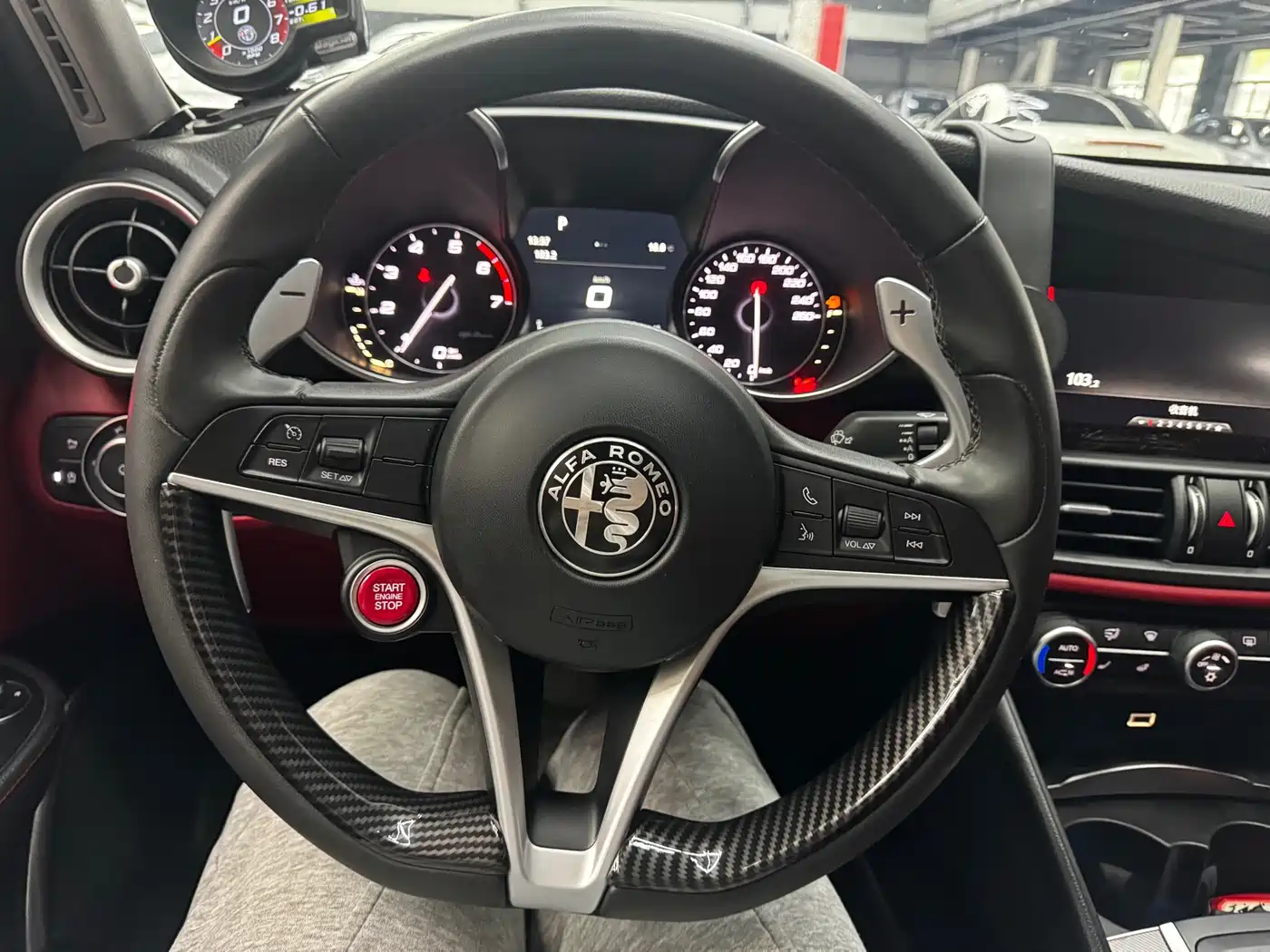 Alfa Romeo Giulia 2017 2.0T 280HP Luxury Edition фото 13