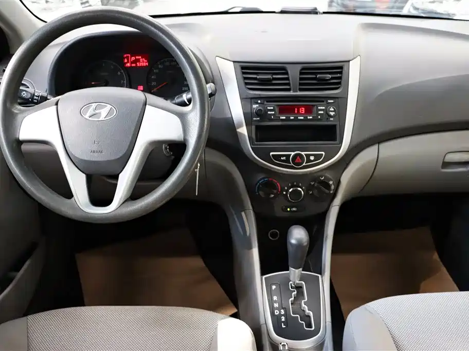 Hyundai Verna 2010 Sedan 1.4L Automatic Comfort GS фото 7