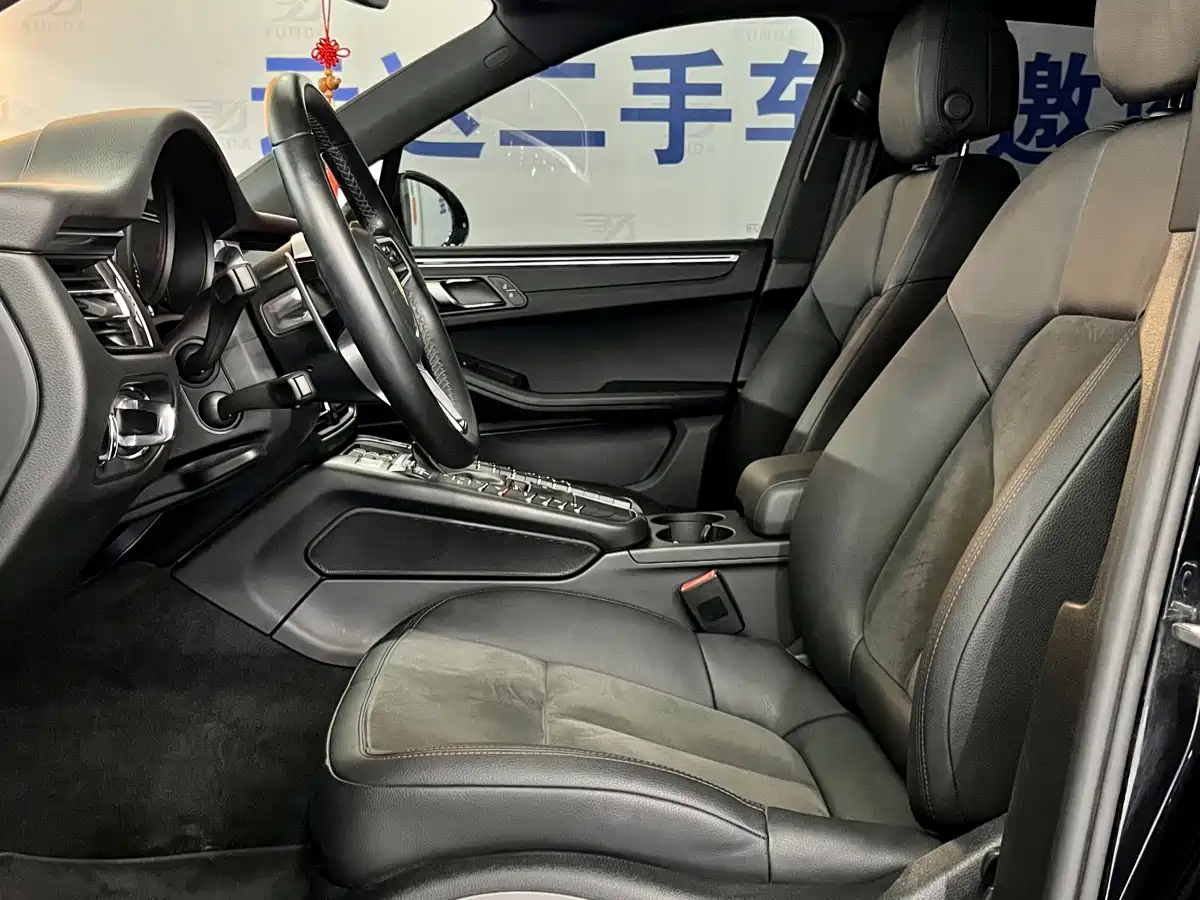 PORSCHE MACAN
