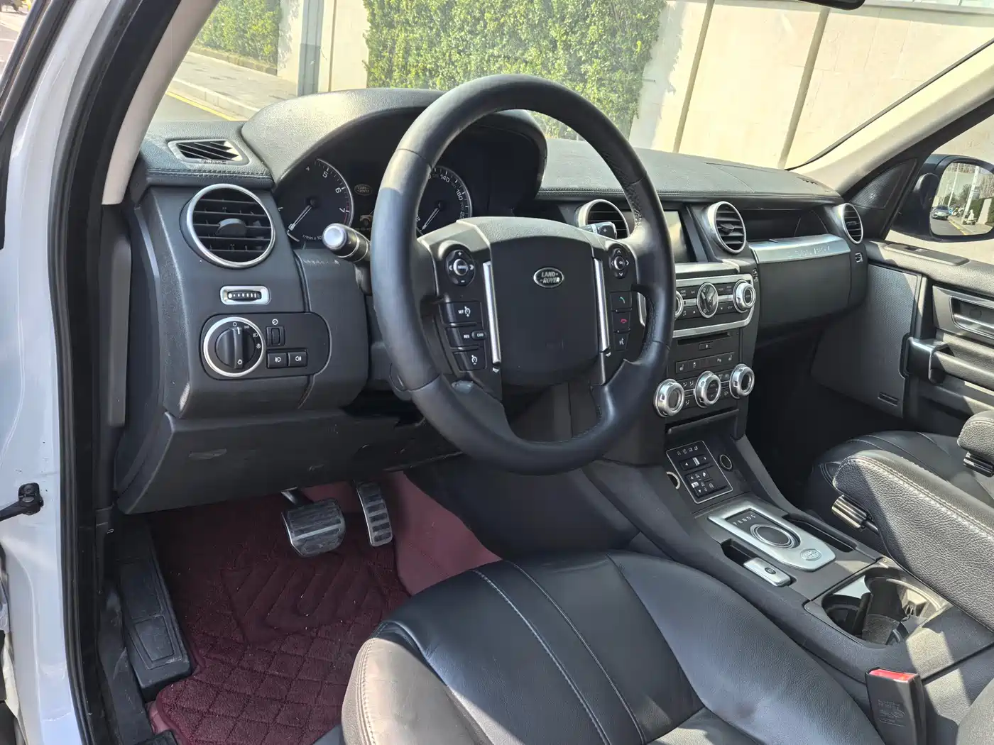 Land Rover Discovery 2015 3.0 SC V6 SE фото 11
