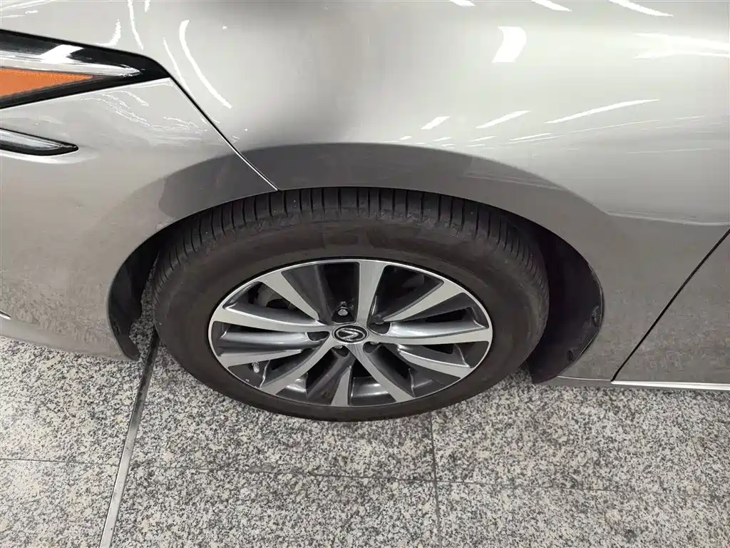 Lexus ES 2020 200 Luxury фото 25
