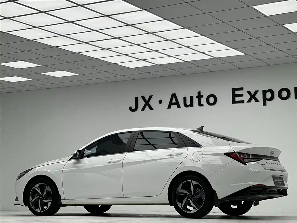 Hyundai Elantra 2021 1.5L CVT LUX Premium Edition фото 8