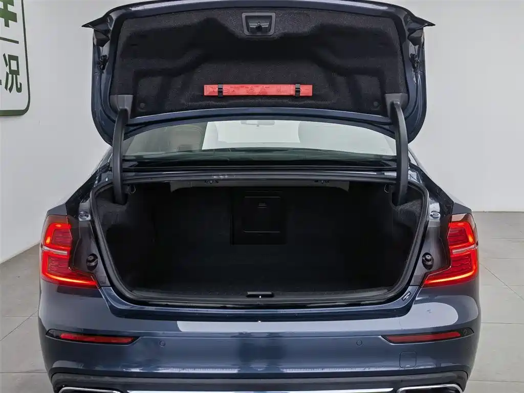 VOLVO S60 PLUG-IN HYBRID